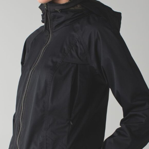 391. Lululemon Fo Drizzle Jacket - Picture 13 of 14